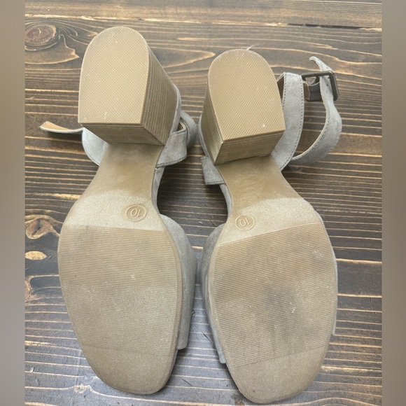 Universal Threads sandal heels. - Picture 4 of 5